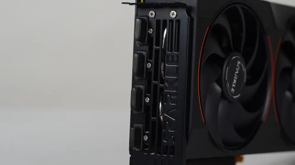 Cổng xuất hình trên B580